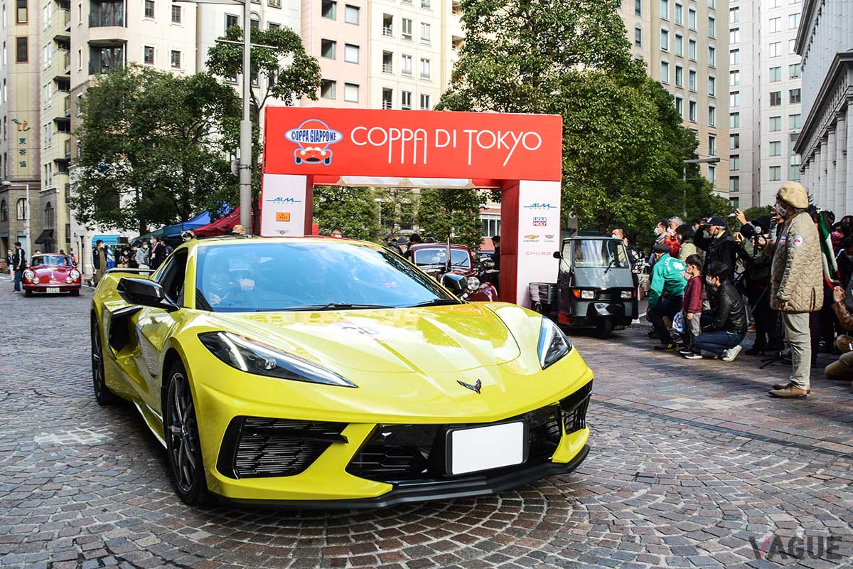 中段グループの先導車両は、話題の新型シボレー「コルベット」