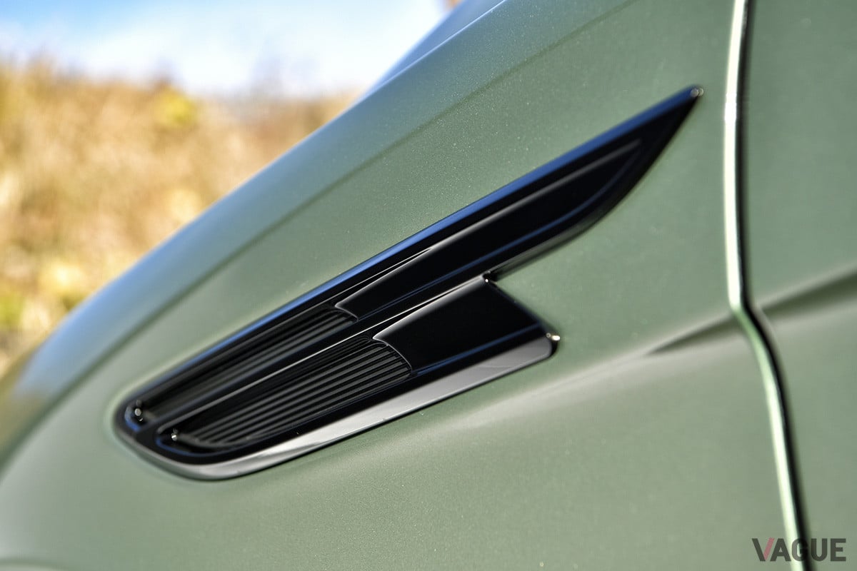 左右フロントフェンダーのフライングBウイングベントがブラックだと、印象もスポーティに