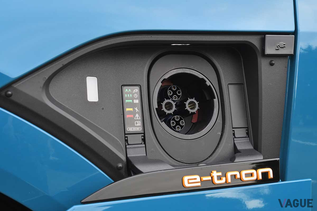 アウディ「e-tronスポーツバック」の急速充電リッドは車両左側のフロントタイヤ上の位置にある