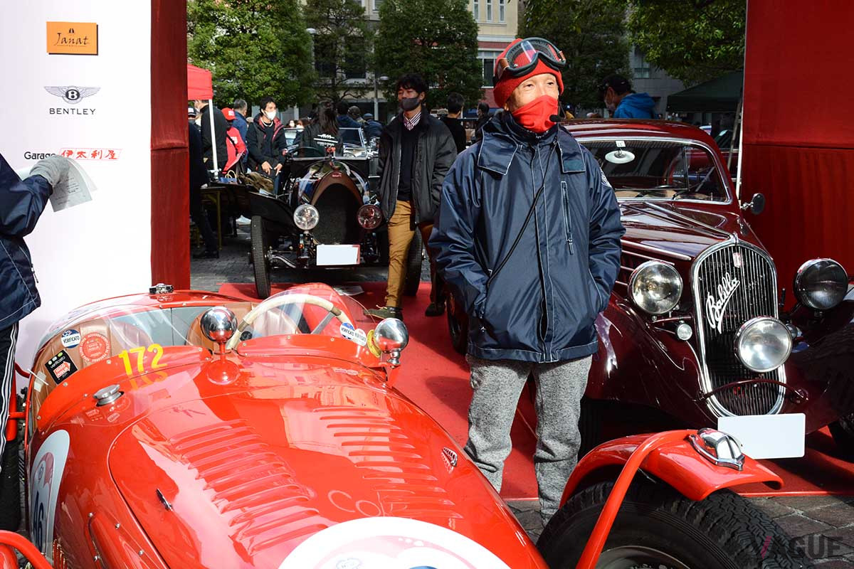 スタート会場でエントラント仲間たちと談笑する堺正章氏