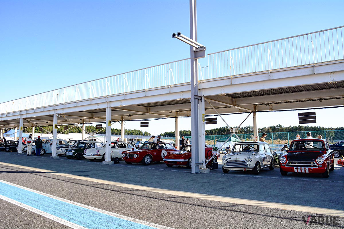 パドックでレースを待ち受ける参加マシンたち