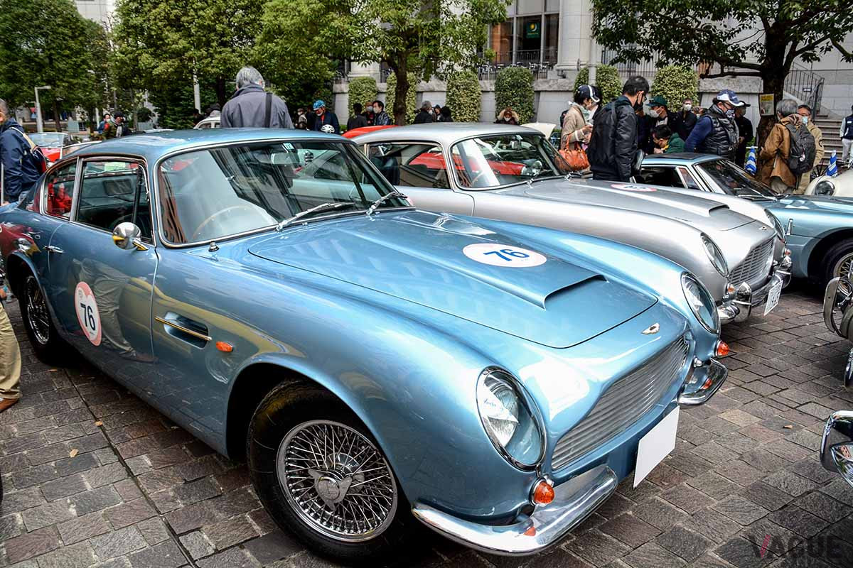 スタート会場では、アストンマーティン「DB5」と「DB6」（手前）が並んだ