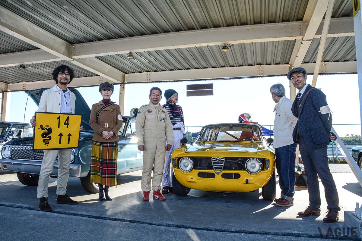 ドライバーはもちろん、チームスタッフやその家族もクラシックな服装で楽しむ