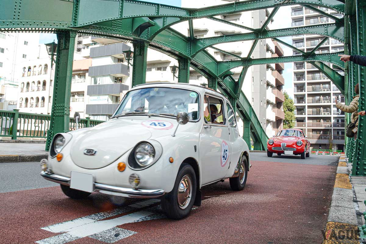 中央区区民有形文化財として登録された柳橋を渡る、スバル「360」