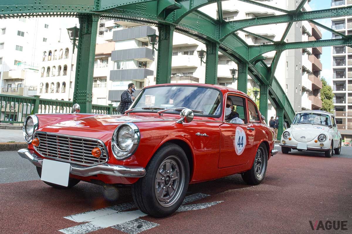 中央区区民有形文化財として登録された柳橋を渡る、ホンダ「S600クーぺ」
