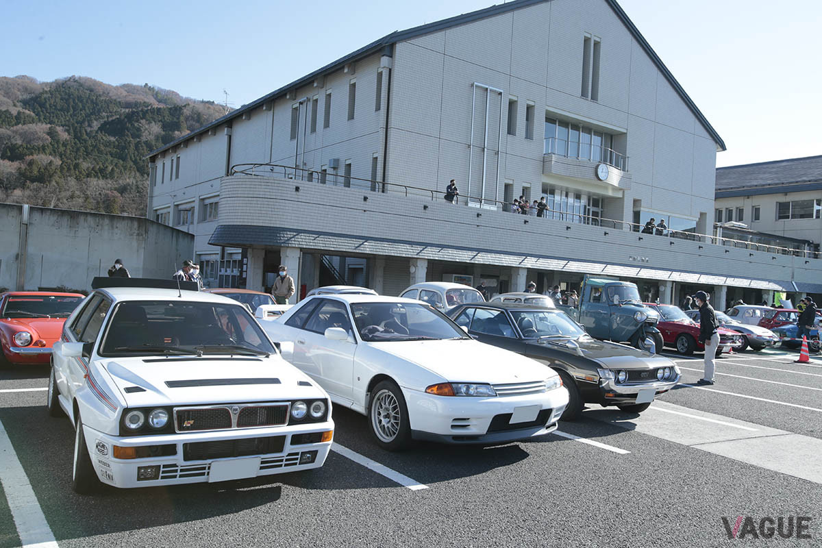 皆野町役場のゴールを見に来たギャラリーのクルマたちも、まるでミーティングのよう。これらのヤングタイマーは、来年春のラリーでは主役となるかも？
