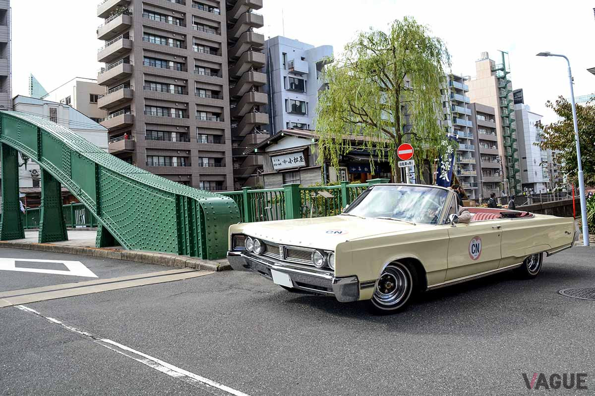 柳橋に臨む鋭角のコーナーが狭そうにも見える、クライスラー「ニューヨーカー」