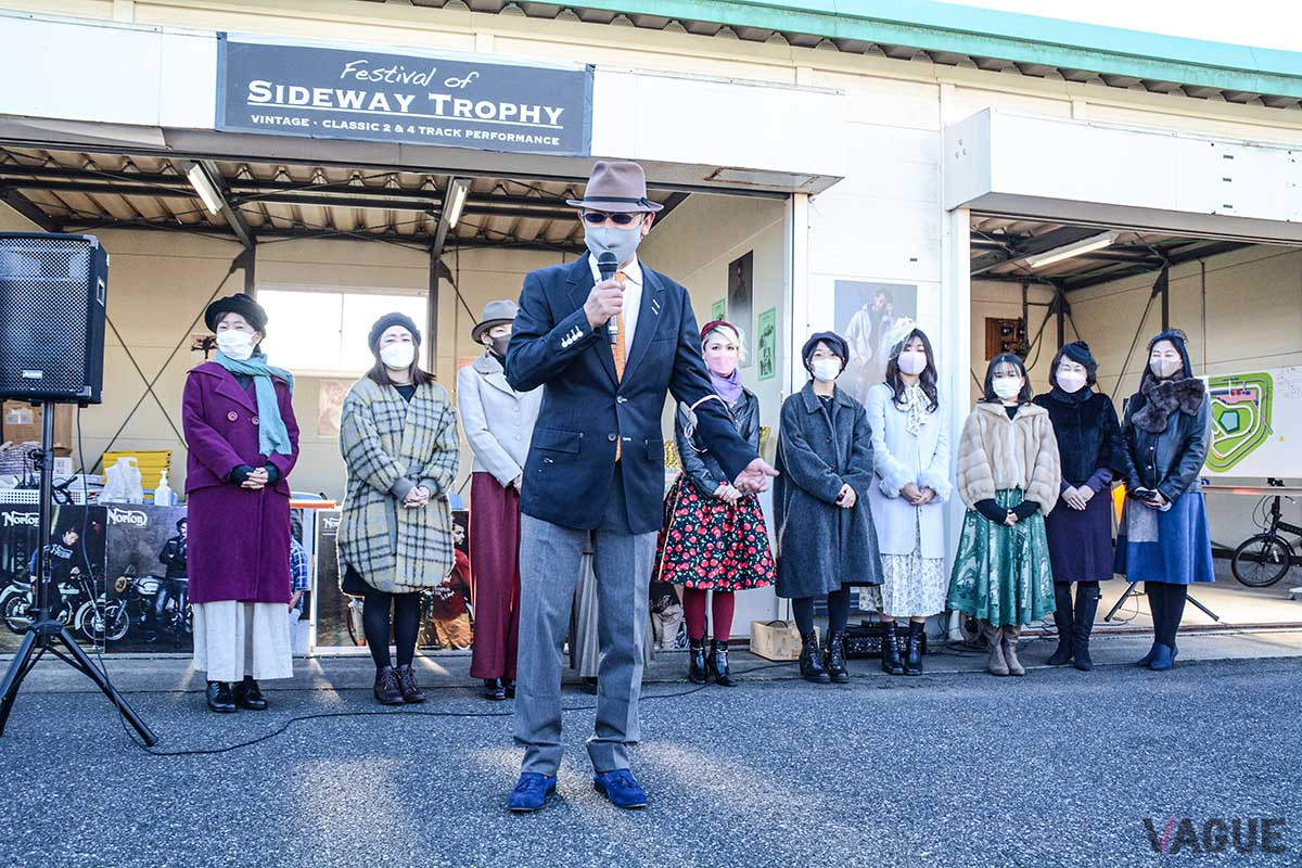 開会式に臨む金子温代表とグリッドレディたち