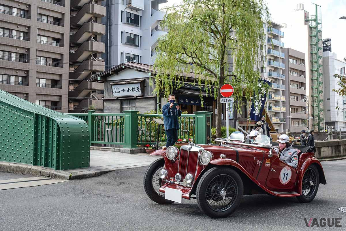 江戸期以来の旧花街を抜け、柳橋に臨もうとする、戦前型のMG-TAミジェット