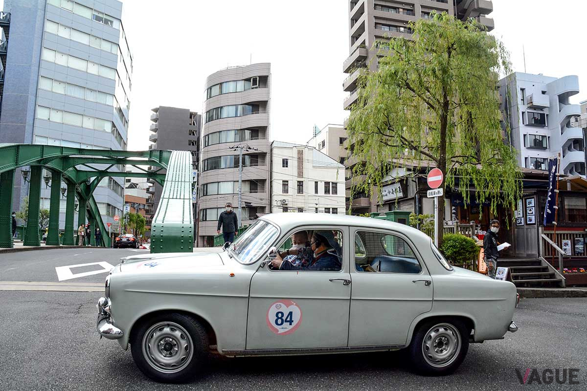 江戸期以来の旧花街を抜け、柳橋に臨もうとするアルファロメオ「ジュリエッタ・ベルリーナ」