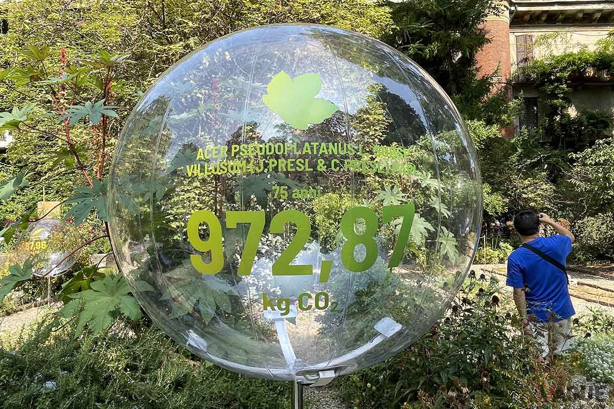 フオーリサローネ：ブレラ植物園。沢山の球に囲まれていた