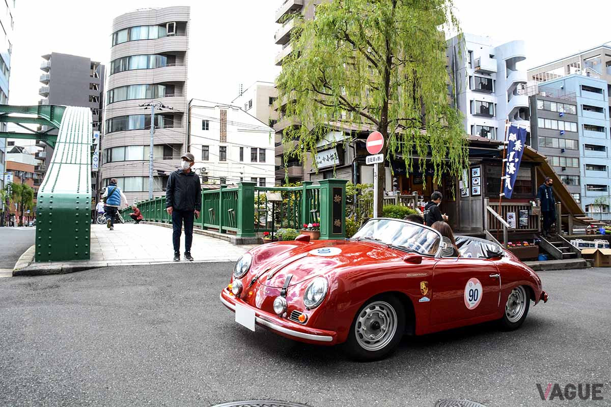 江戸期以来の旧花街を抜け、柳橋に臨もうとするポルシェ「356スピードスター」