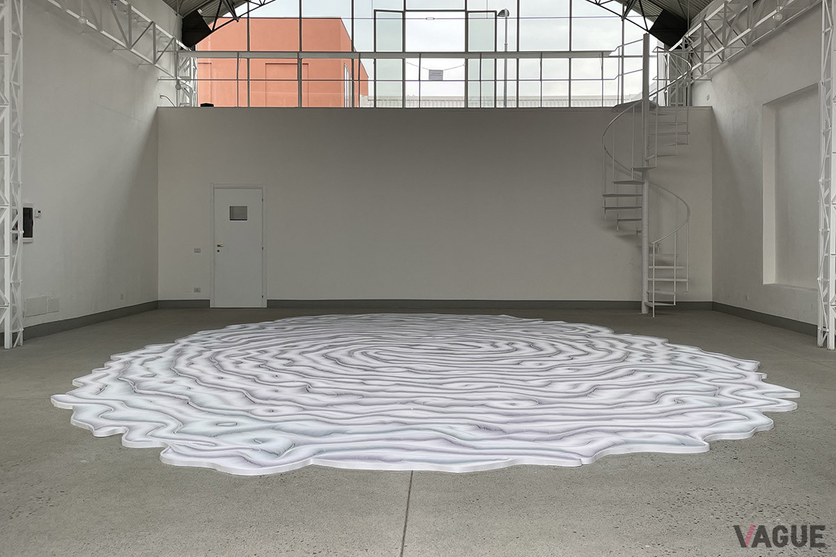 フオーリサローネ：ASSAB One内での展示。「Cartoframma Bianco di Daniele Papuli」4万2000枚の紙を使用した作品