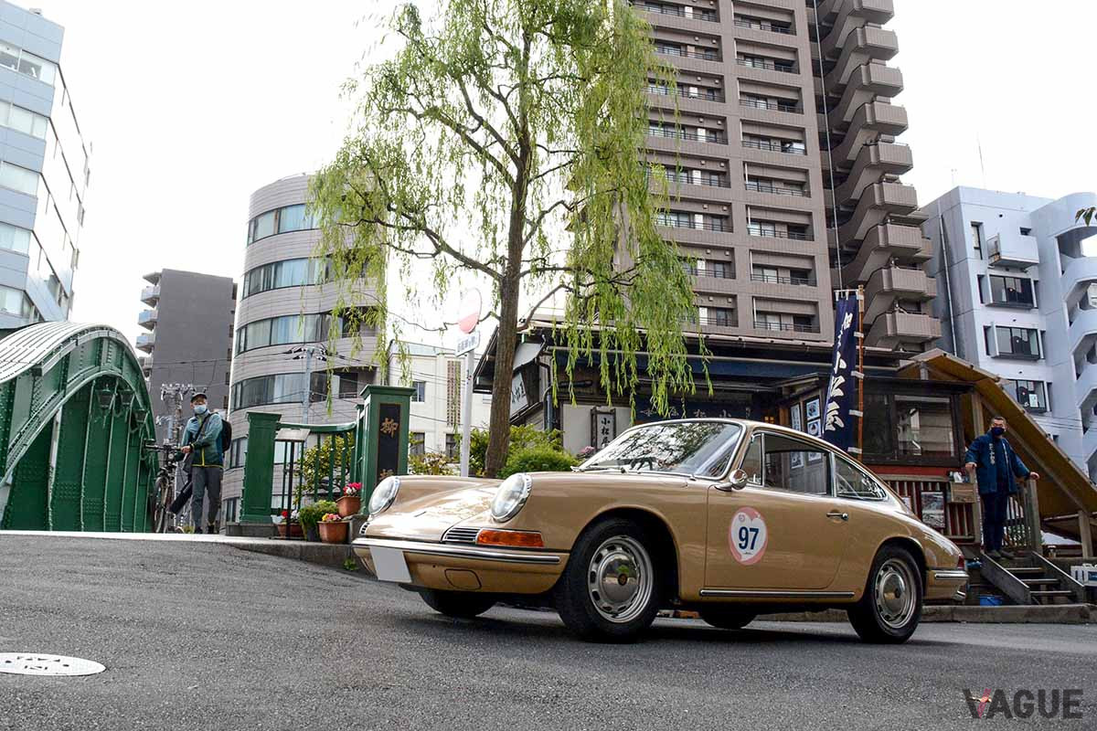 江戸期以来の旧花街を抜け、柳橋に臨もうとするポルシェ「912」