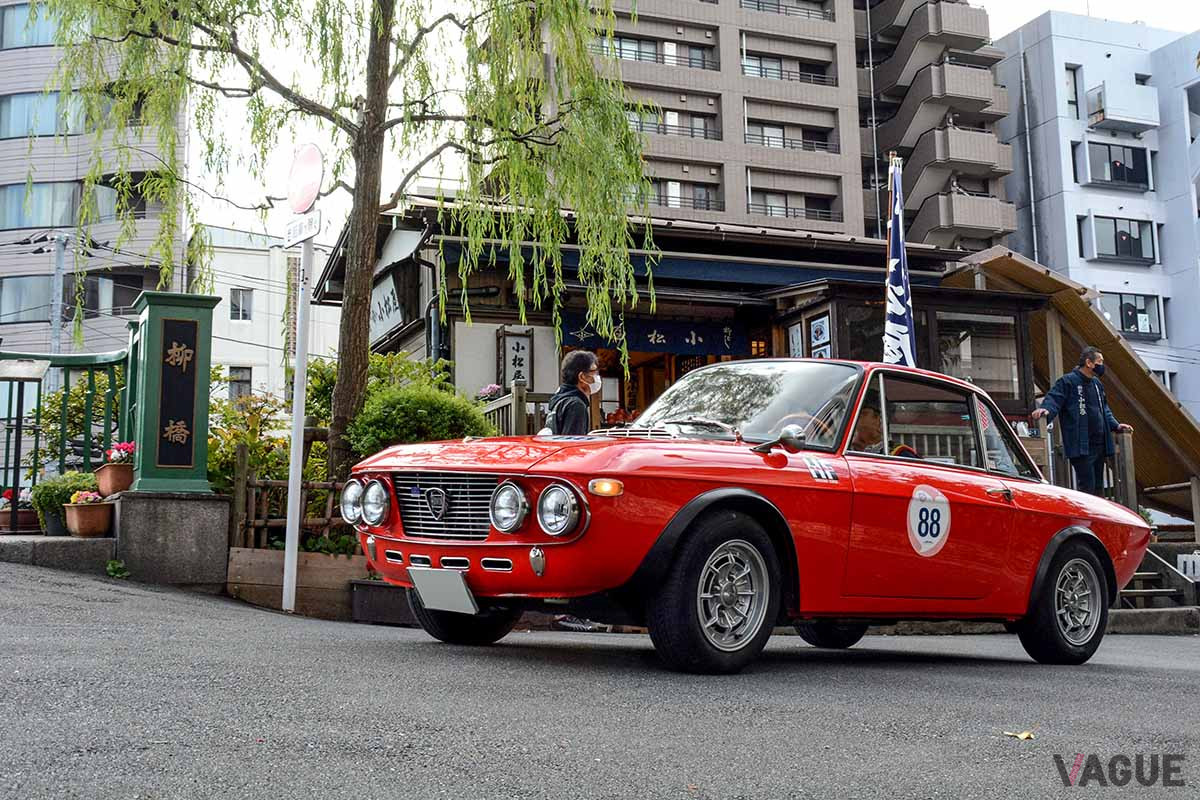 江戸期以来の旧花街を抜け、柳橋に臨もうとするランチア「フルヴィアHF」