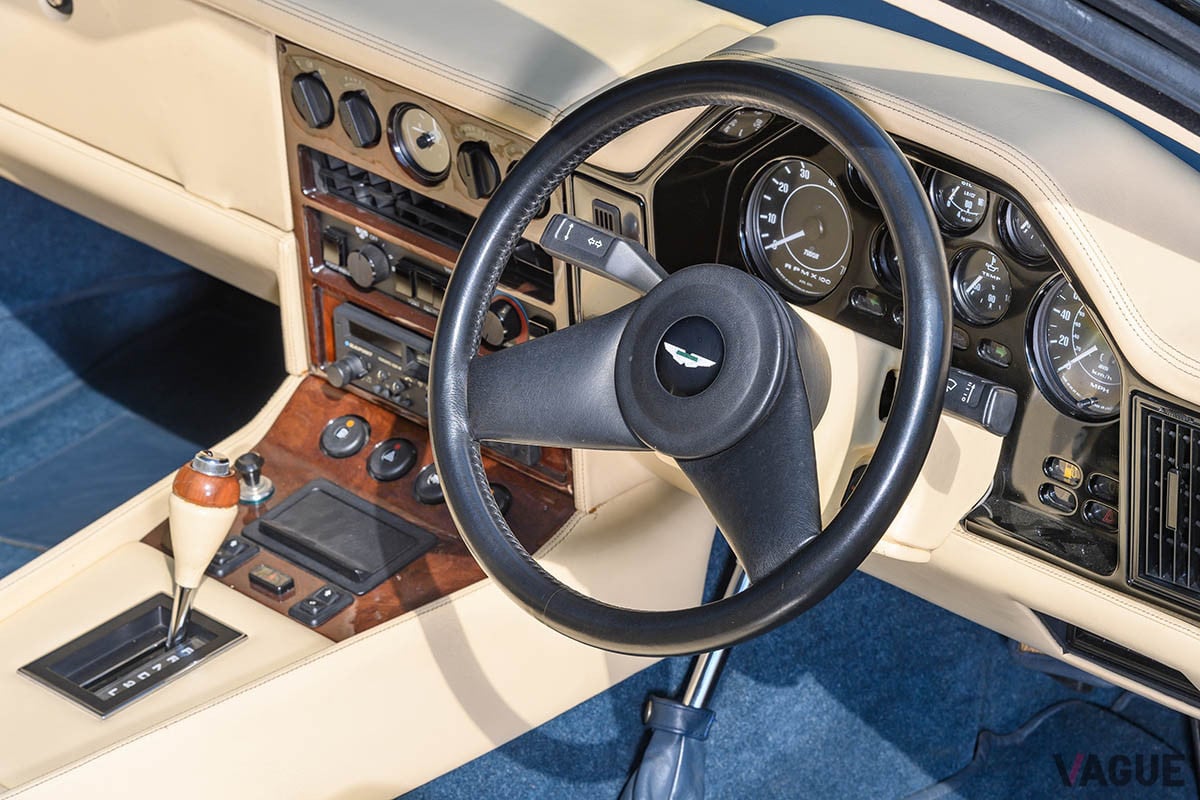 ステアリングホイールはクーペと同じだがセンターコンソールのスイッチなどが新しくなっている（C）2021 Courtesy of RM Sotheby's