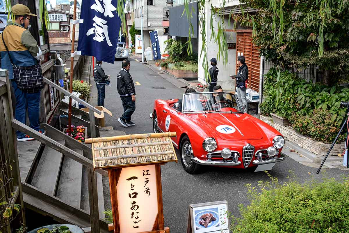 風情たっぷりな柳橋の老舗つくだ煮屋に到着したアルファロメオ「ジュリエッタ・スパイダー」