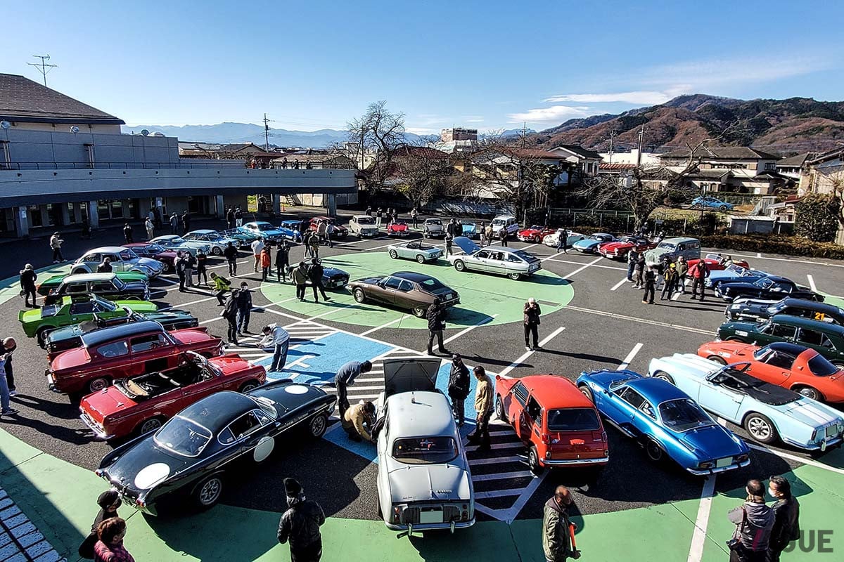 ゴールののち、エントリー車両は皆野町役場の駐車場内で、円陣を組むように展示された