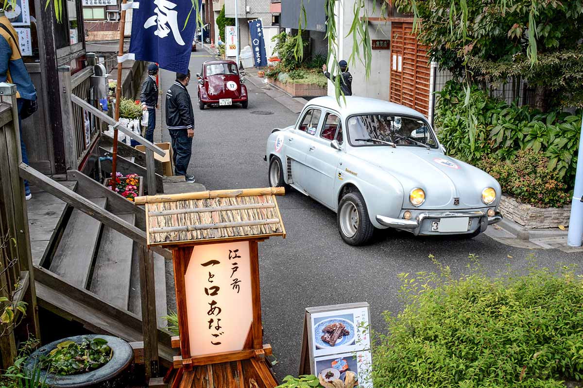 風情たっぷりな柳橋の老舗つくだ煮屋に到着したルノー「ドーフィン」