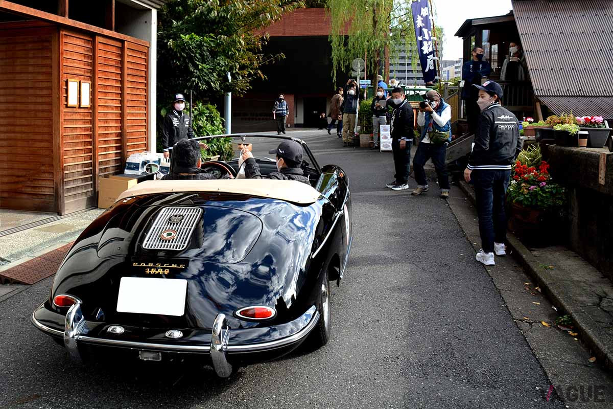 ピカピカに磨き込まれたポルシェ「356Bロードスター」