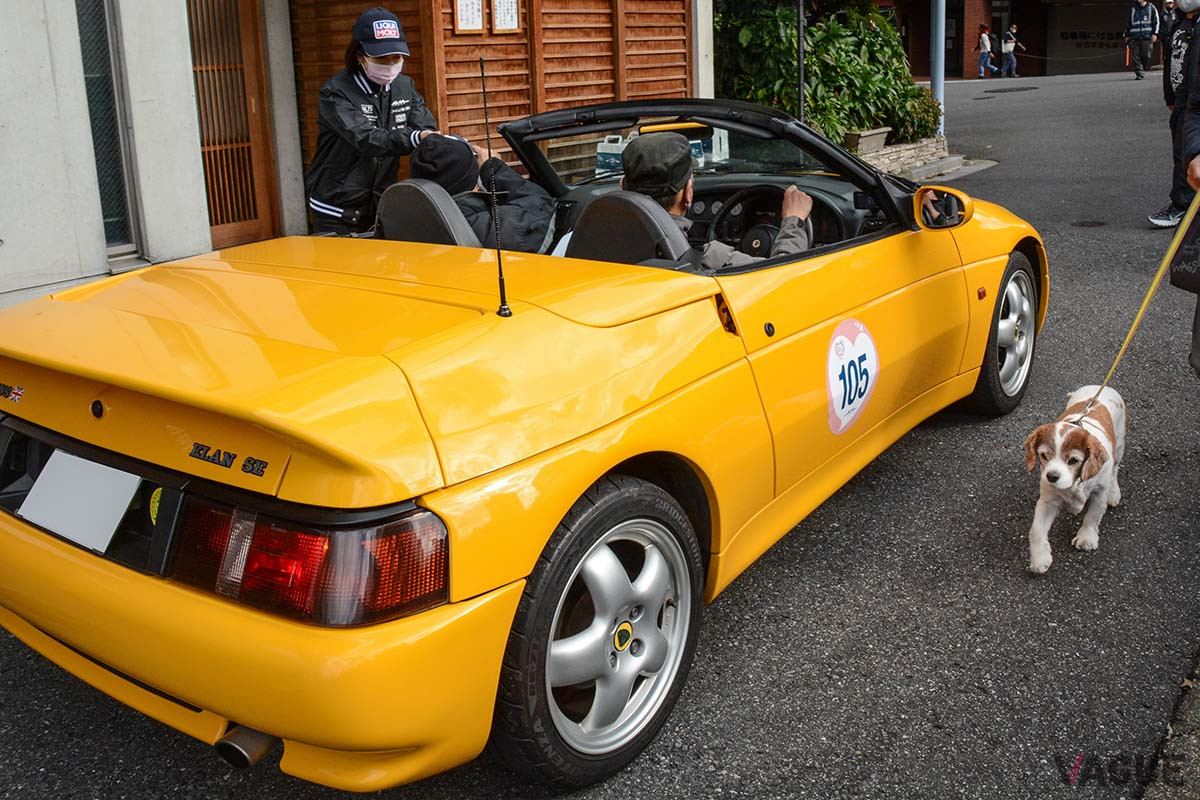 柳橋の老舗つくだ煮屋でお土産を受け取るロータス「M100エラン」のコンビ