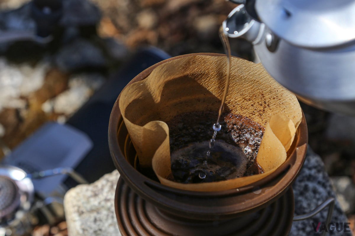 万三郎岳の三角点を示す標柱で山の珈琲を淹れる
