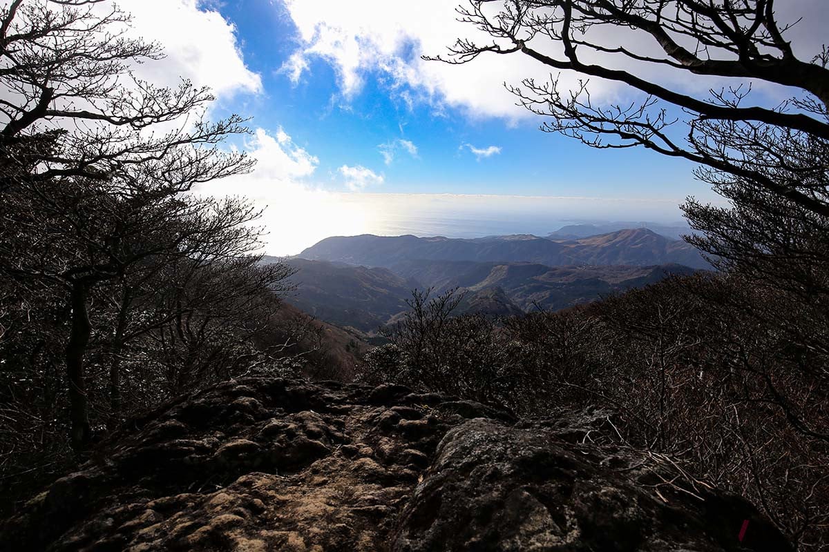 この日のベスト眺望。馬の背あたりから遠くの海が見渡せた