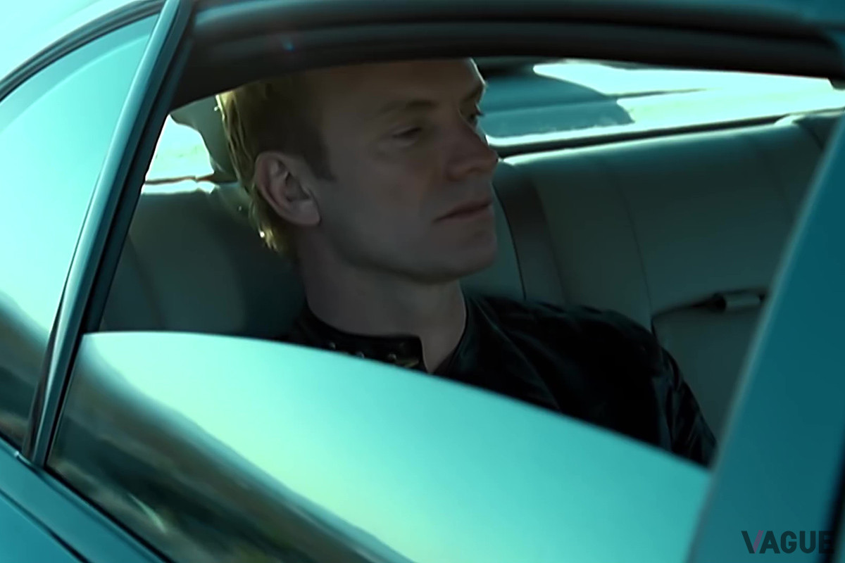 後席でうつむくSTING。ネバダの砂漠からラスベガスのネオンライトまで、様々な風景を窓に映し出す特徴的なアングル（C）YouTube（Sting）