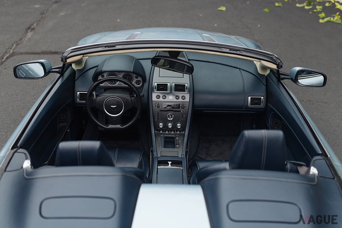 400万円台で買える！」初めてのアストンマーティンなら「V8ヴァンテージ」がオススメの理由 | VAGUE(ヴァーグ)