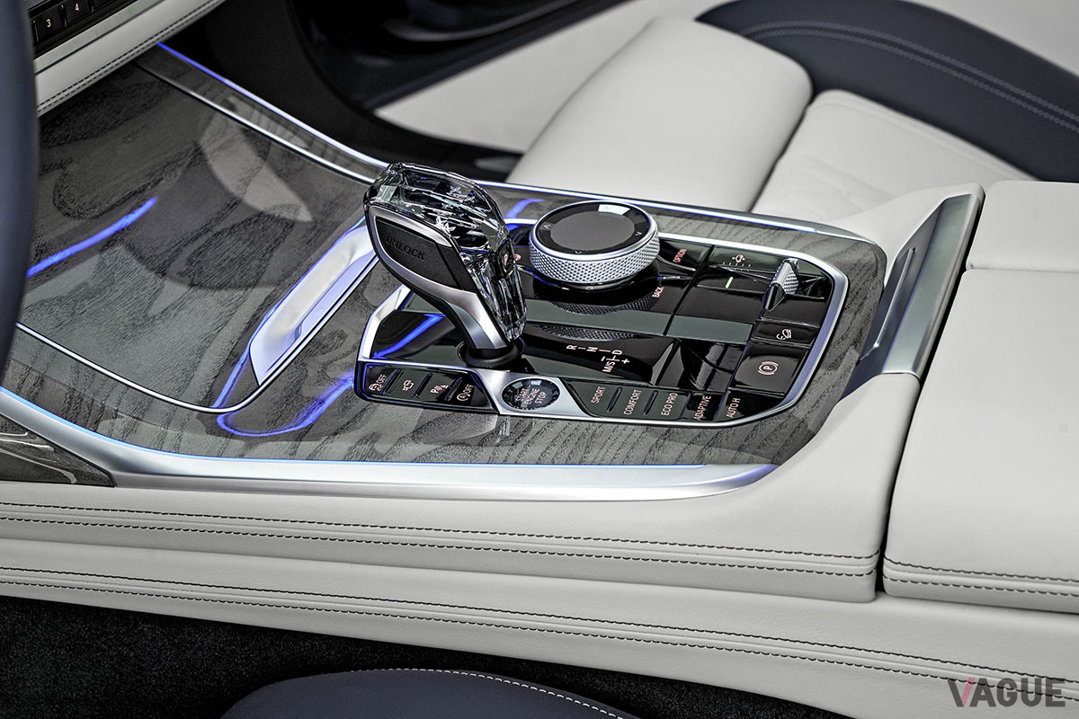 シフトセレクターの前のパネルを開くと、その下にカップホルダーが用意されている（C）BMW
