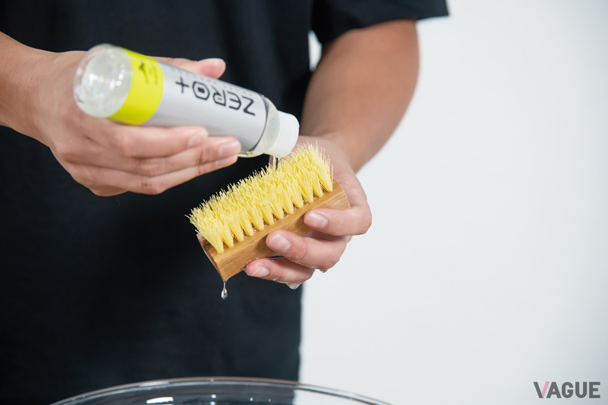 「ゼロプラス シューズシャンプー」は、汚れ落とし・消臭・抗菌の各作用に加えて、シューズや肌にも優しい配合。天然皮革・人工皮革のシューズを硬くしにくい皮革用柔軟剤なども配合されている