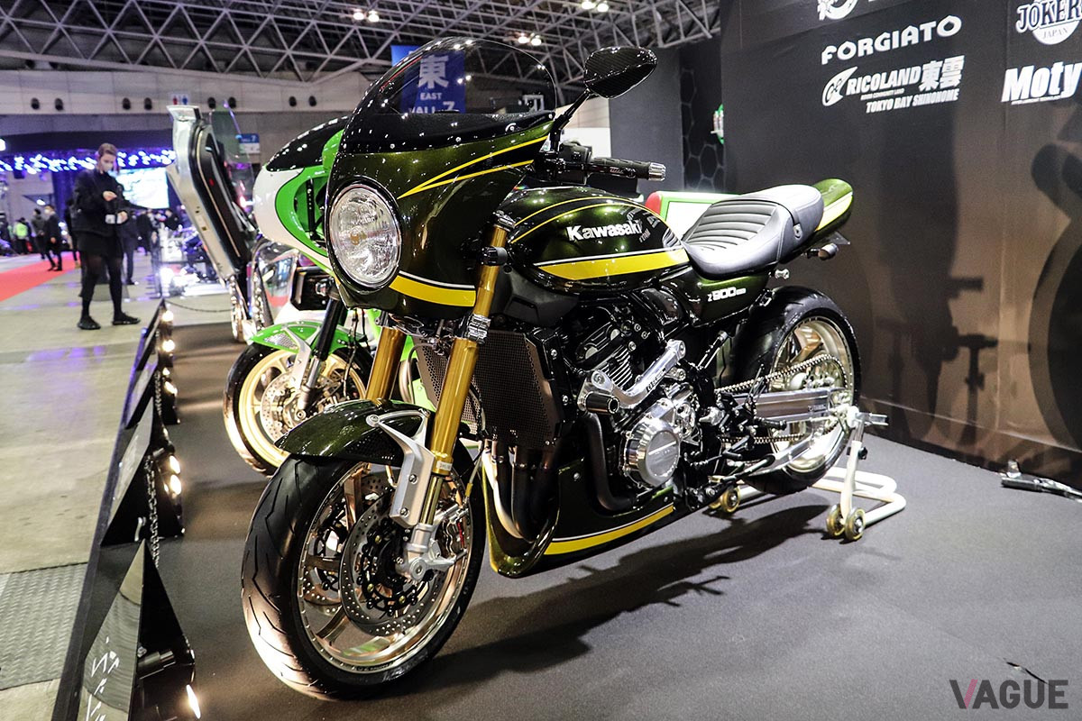 カワサキ「Z1」の人気カラーであるタイガーカラーを選択した「Z900RS」