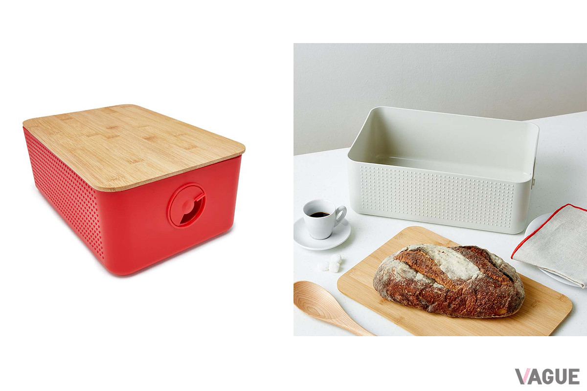 「ブレッドボックス＆カッティングボード」のボディはBPAフリーのカラフルなプラスチック製で、竹製のフタはカッティングボードやパンをのせるトレイとしても使えるほか、パンくず受けの溝もついている