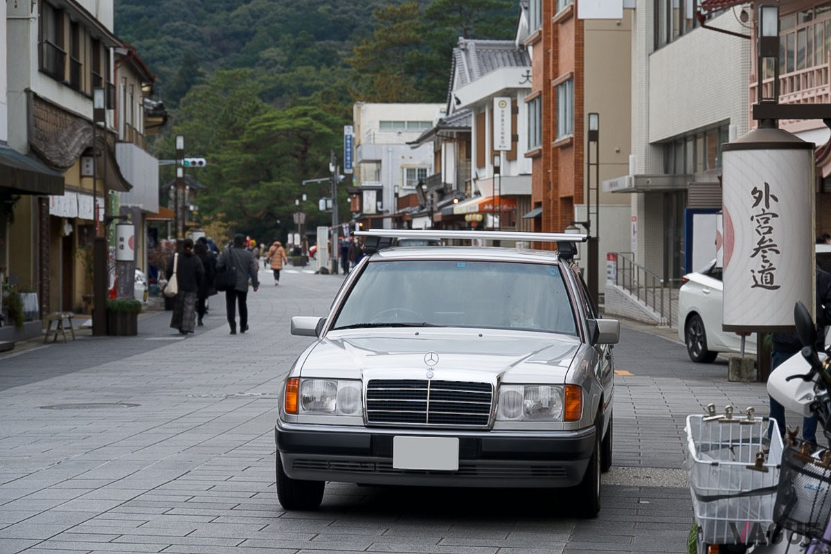 伊勢神宮外宮参道のW124。後方の建物は「あそらの茶屋」の店舗だ