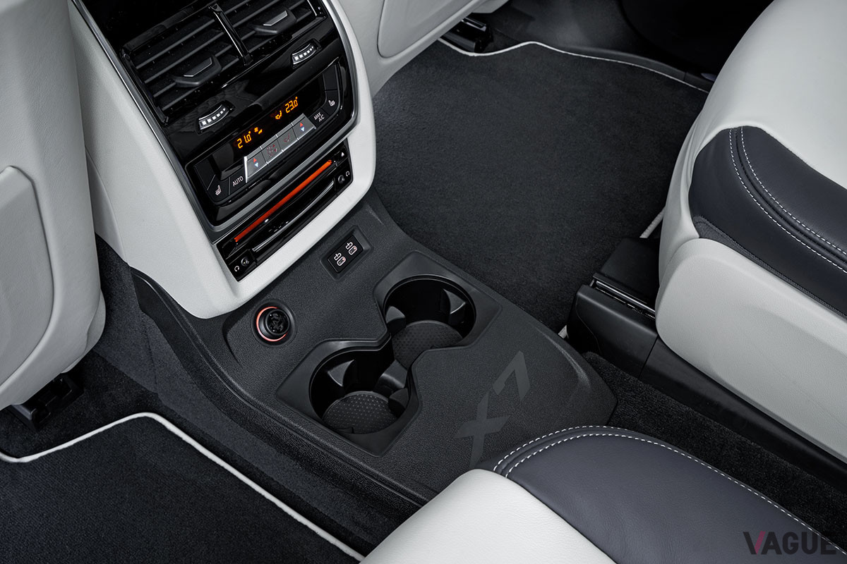 リアシート用のカップホルダー。こちらはとくに不具合は指摘されていないようだ（C）BMW