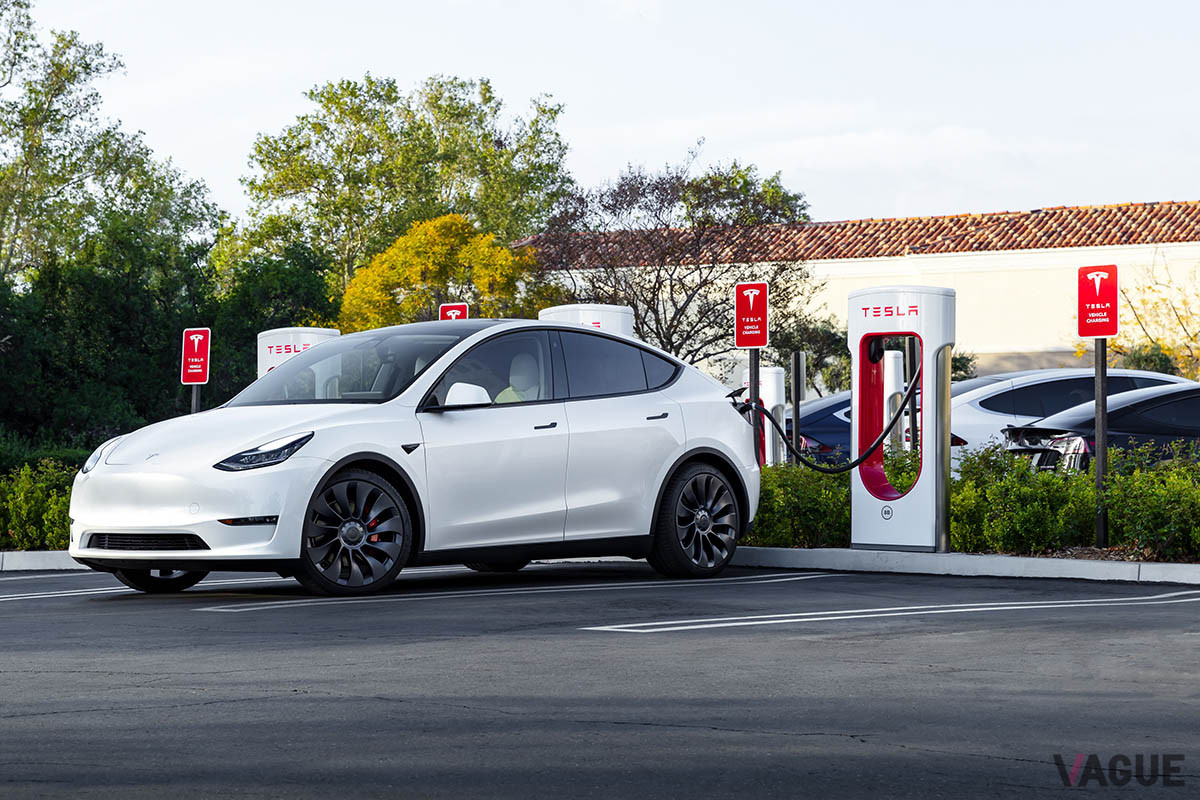 テスラが他の電気自動車と違う点は、独自の充電ネットワークを持っていること。テスラのスーパーチャージャーV3（日本にもあり）は、最大250kwhの超高速充電が可能だ。ちなみに、日本のCHAdeMO急速充電器は、最大90kwhの充電速度を持つ（C）Tesla