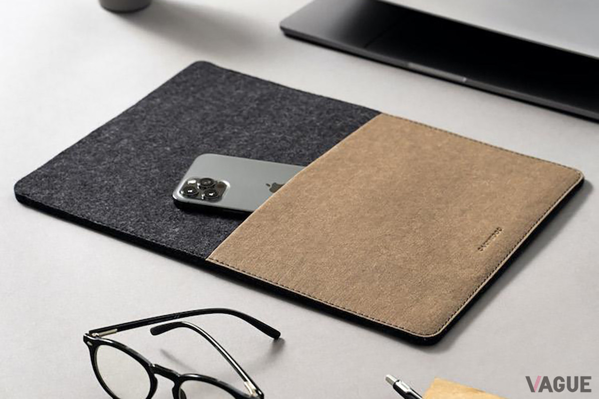 “ウォッシュパパ”素材のポケットには、ペン、メモ帳、スマートフォン、USBケーブルといった小物を収納し、いっしょに携行可能。必要最低限の機能を備えた使いやすいミニマムデザインが特徴だ