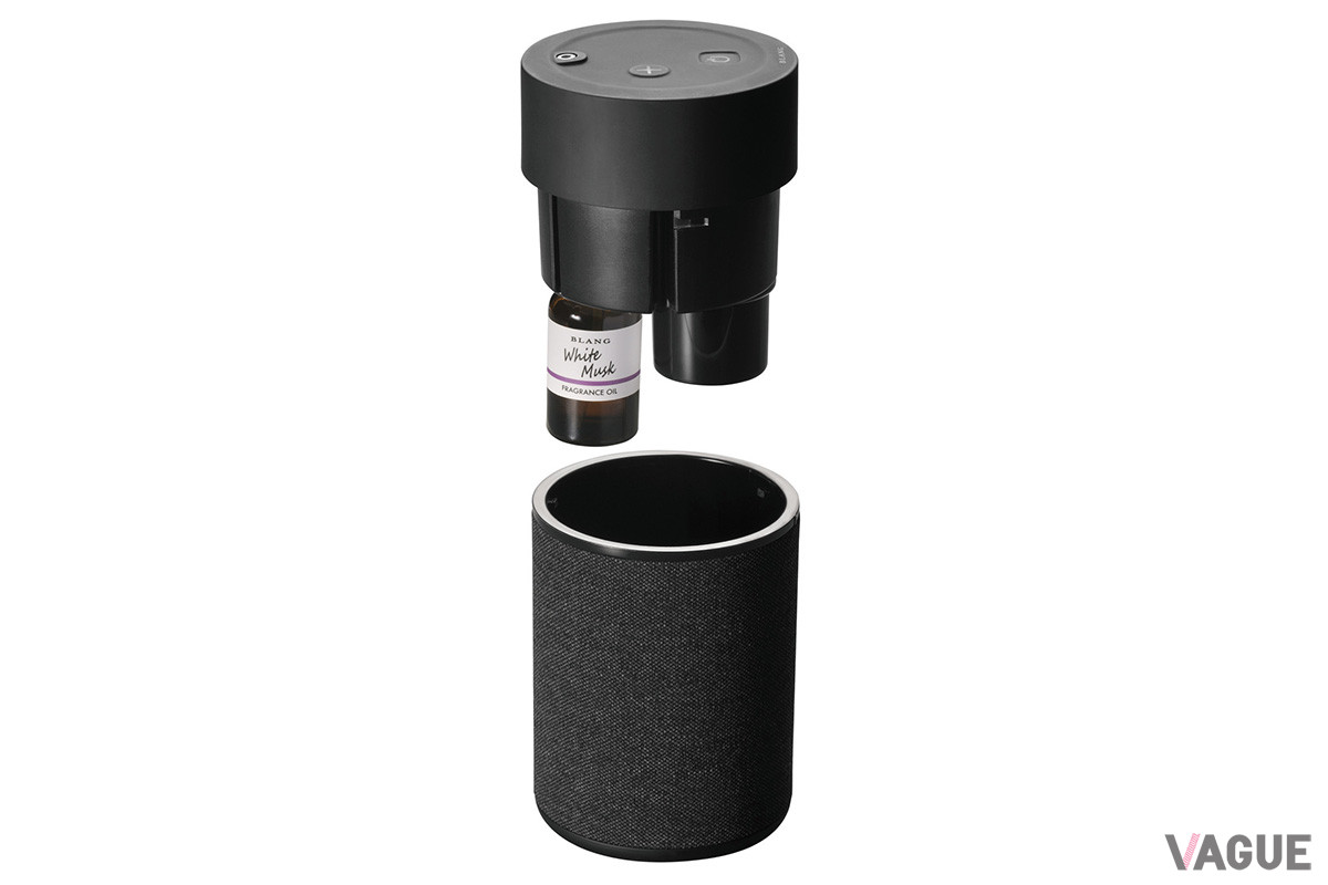 専用のフレグランスオイルボトルを本体にセットして使用。フレグランスボトルは、使い切らなくても途中で付け替えることが可能だ