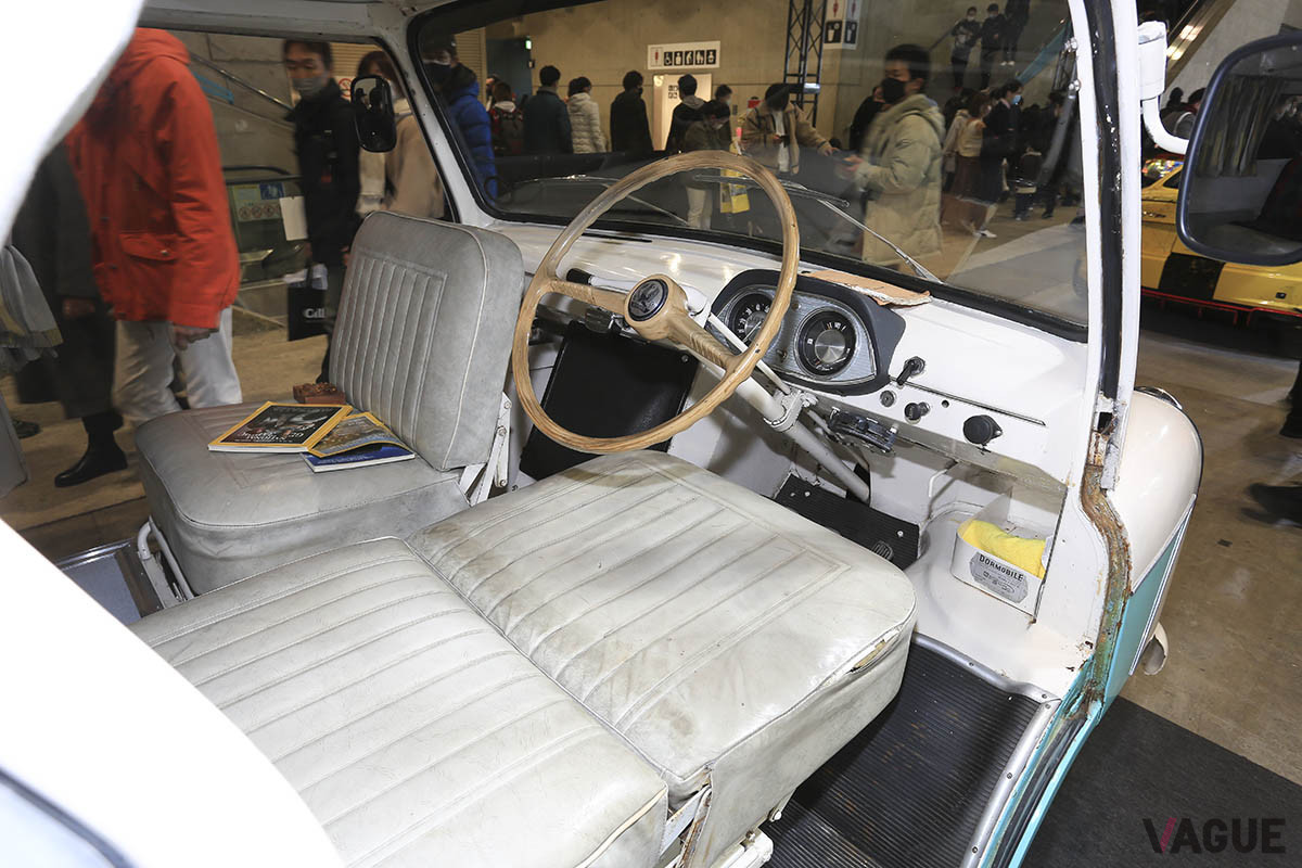運転席はフルフラットになり、そのままベッドとして使えそうだ