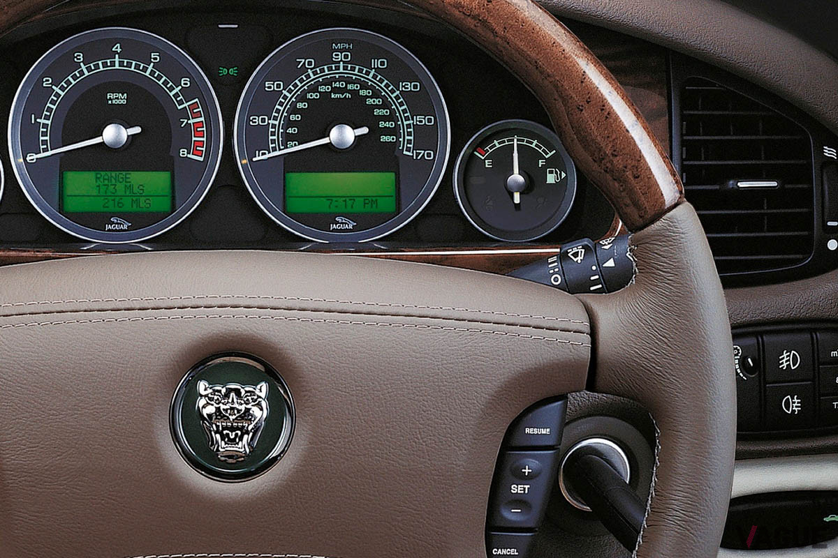 トリムやハンドルにはウッド、内張りには本革レザーをたっぷりと使用していた（C）Veloce