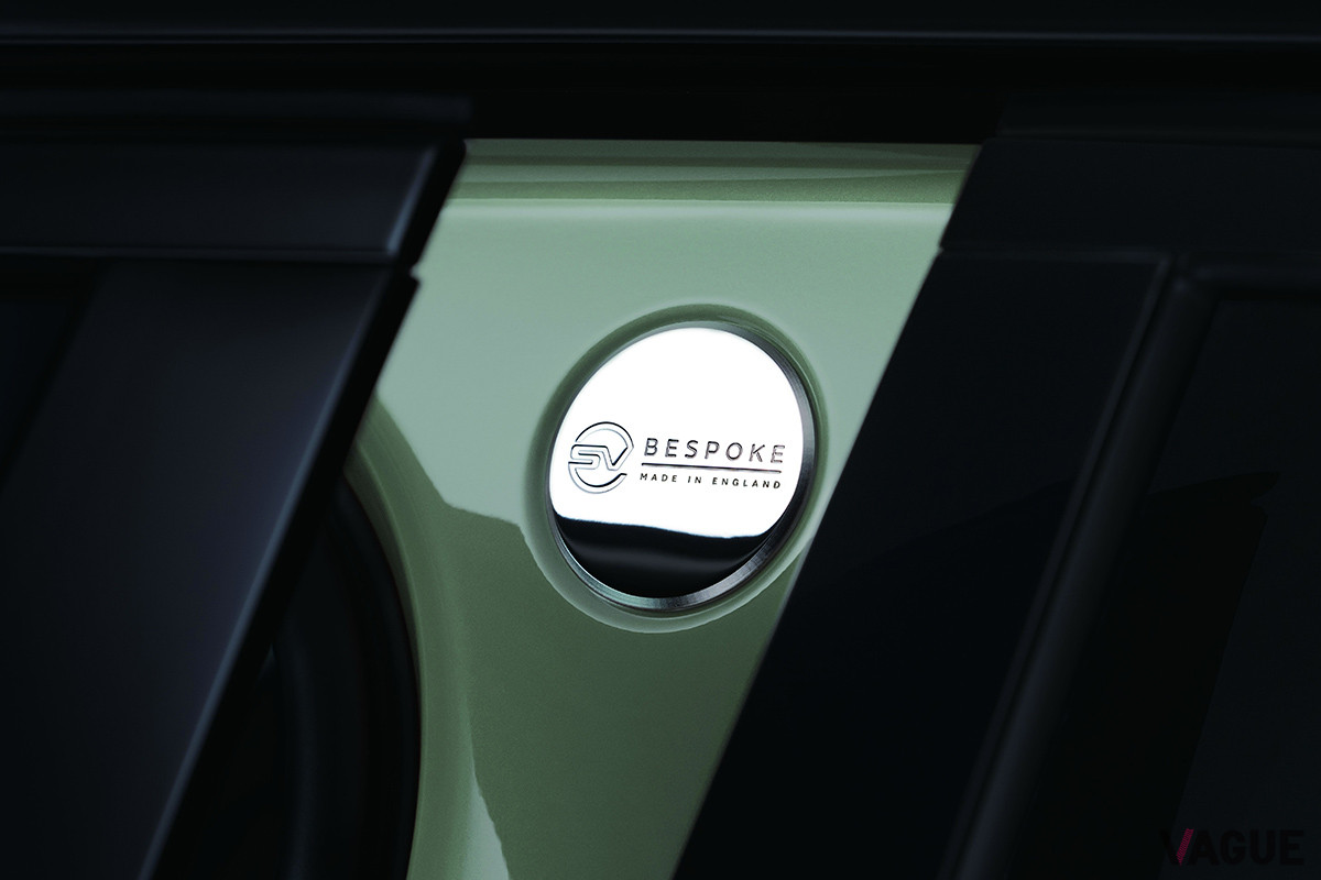 Bピラーに「SV BESPOKE」のエンブレムを装着
