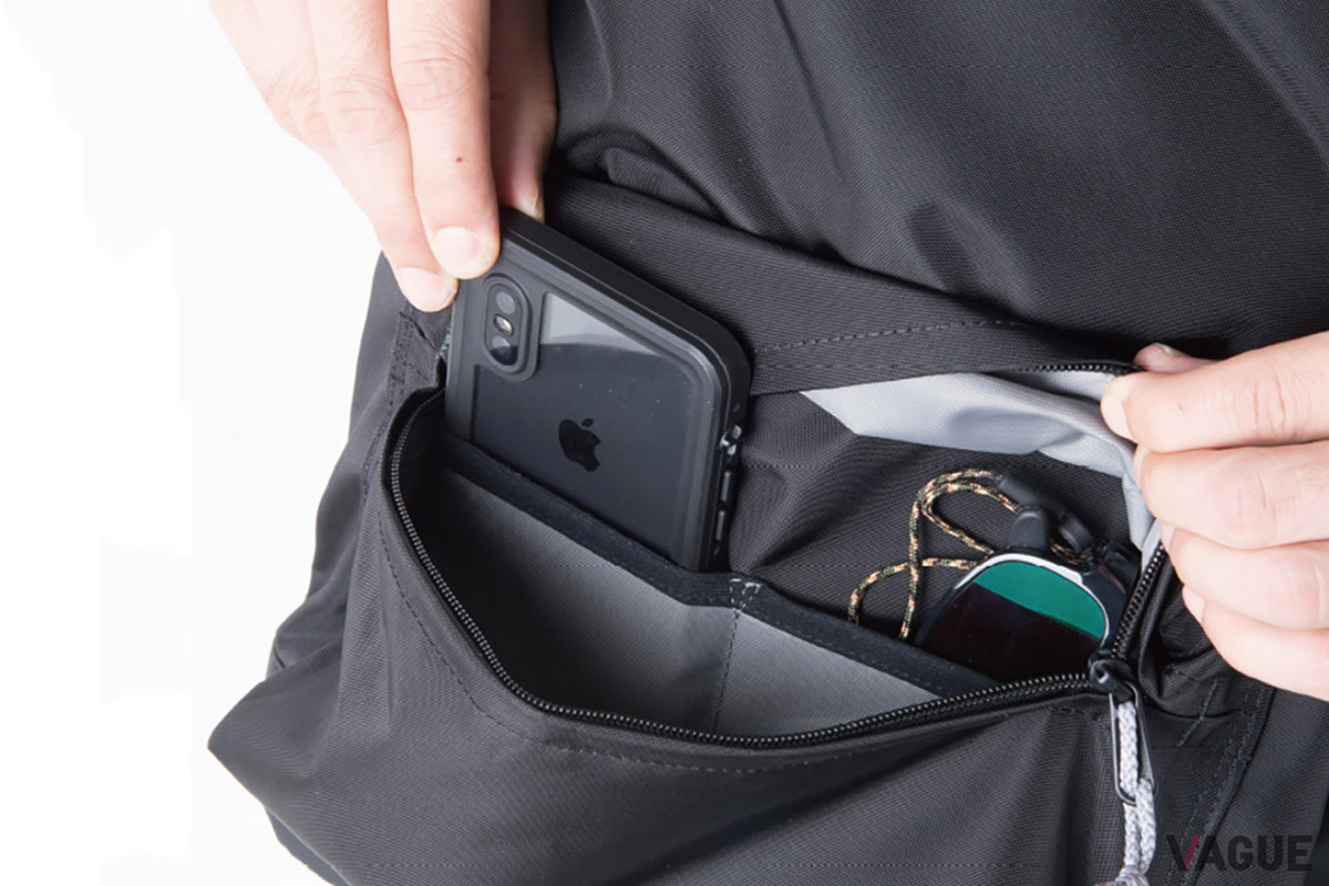 フロントポケット内のオーガナイザーはスマートフォンなどの携行に重宝する