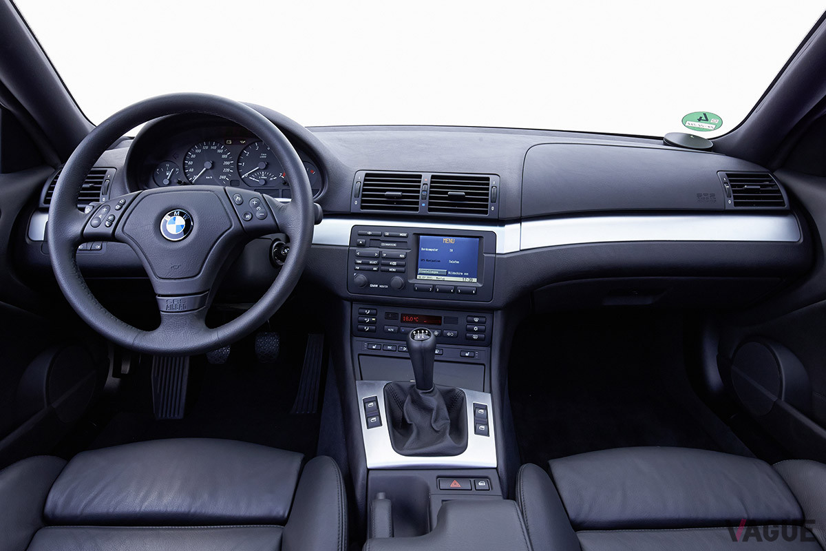 シフトセレクター前にカップホルダーを装備していなかった頃のBMW（写真はE46型3シリーズ）。2000年代後半まで、シフトセレクター前には灰皿が設置されていた（C）BMW