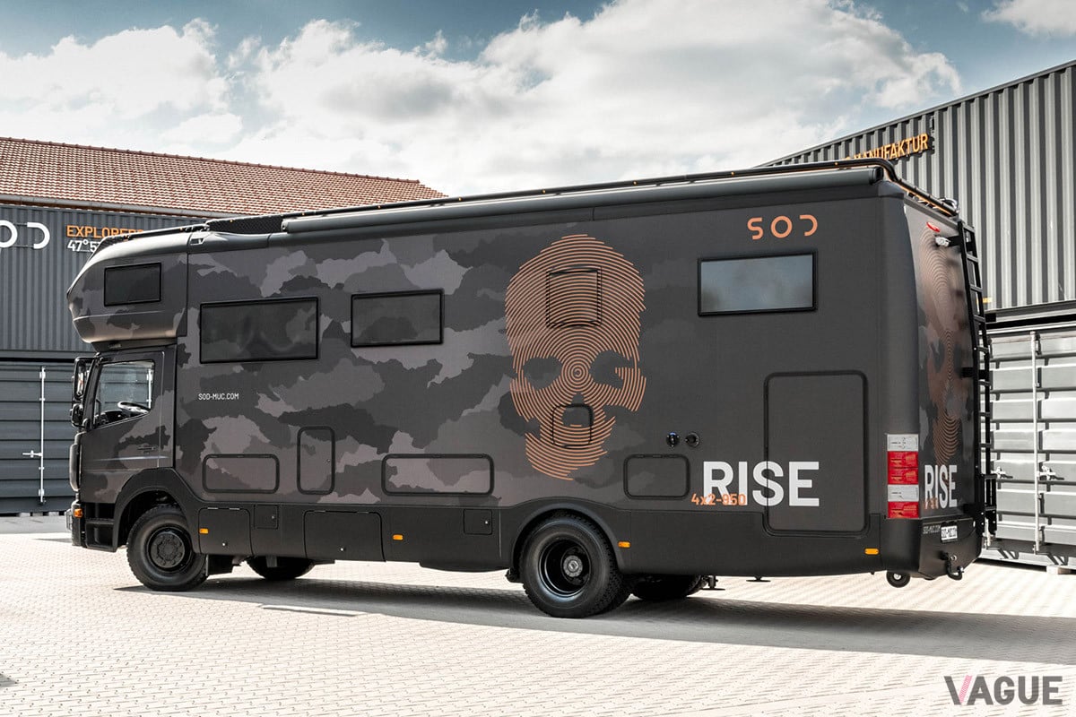 メルセデス・ベンツ「アテゴ」をベースに製作されたRISE。迷彩とスカルのあしらわれたエクステリアが印象的だ（C）STONE OFF ROAD DESIGN