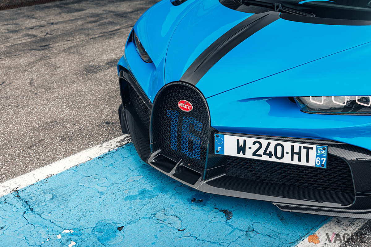 強力なダウンフォースを生むためにフロントスポイラーが改良されている（C）Bugatti Automobiles SAS