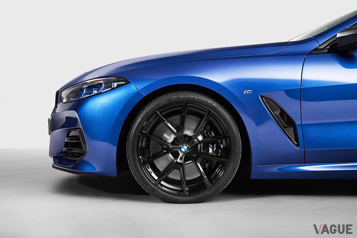 8気筒モデル用として、20インチのMパフォーマンス・ライト・アロイ・ホイールも新たに用意ブルーで塗装されたMスポーツ・ブレーキシステムも標準装備