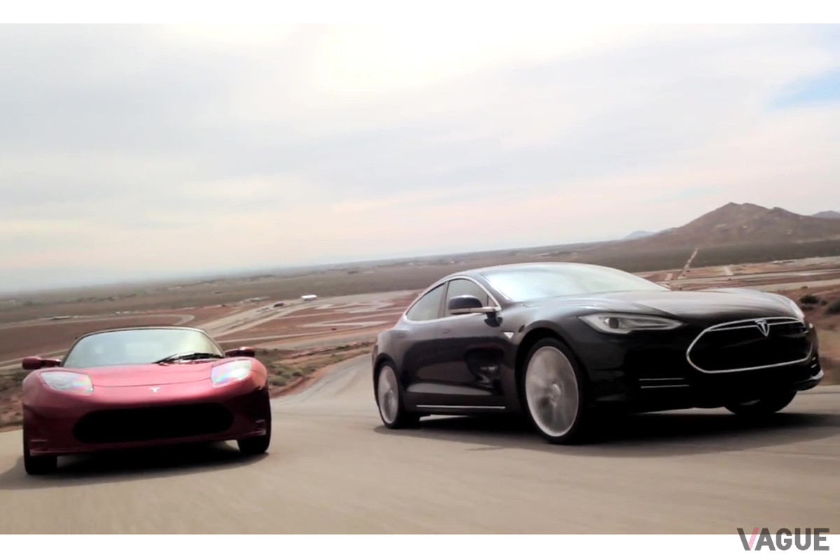 テスラ初の市販車ロードスター（左）と、テスラのフラッグシップモデルであるモデルSの初代（右、2012年式）。2012年の新車販売台数は3000台ほどだった（C）Tesla（YouTube）