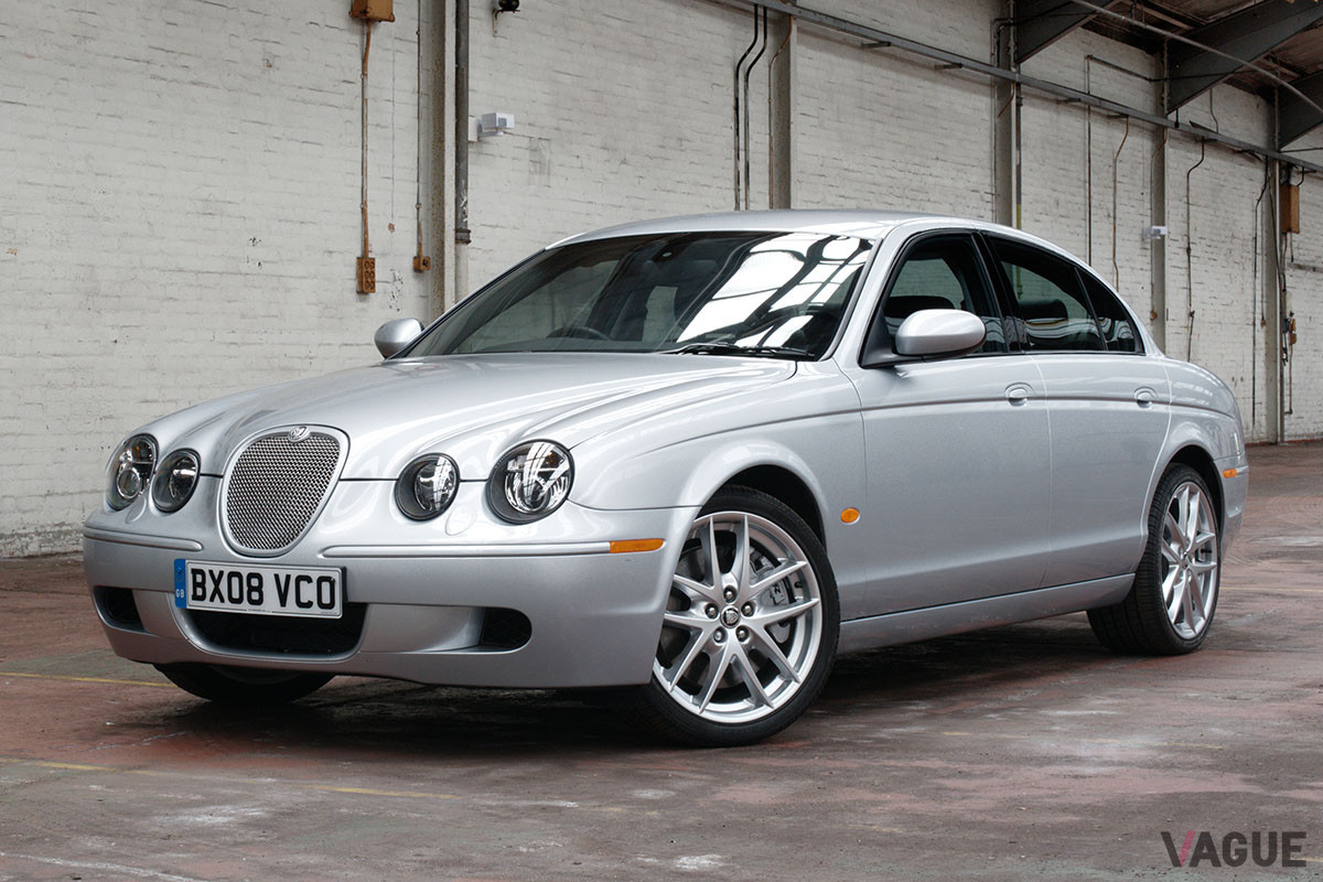 「SタイプR」というスポーツモデルは、最高出力394psのスーパーチャージドV8を搭載していた（C）Jaguar