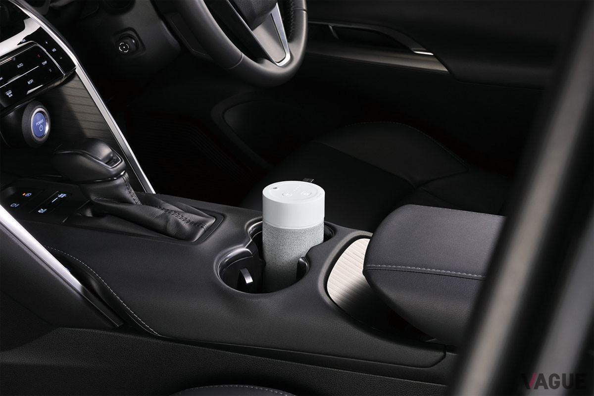 ブラックを基調としたクルマの内装ともマッチングがいい「ブラング 噴霧式フレグランスディフューザー2」のホワイト