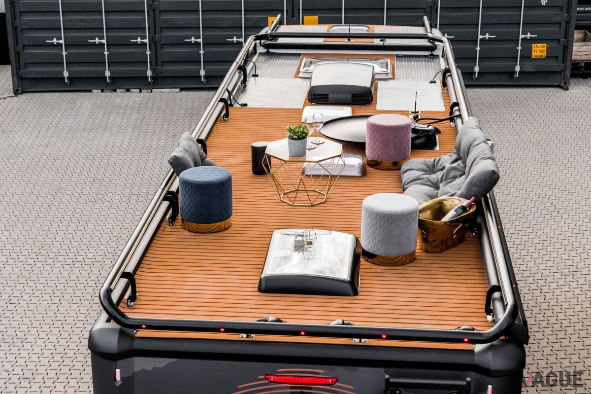 RISEのルーフ部分は、ウッドフロアを備えるラウンジとしても使用可能だ（C）STONE OFF ROAD DESIGN